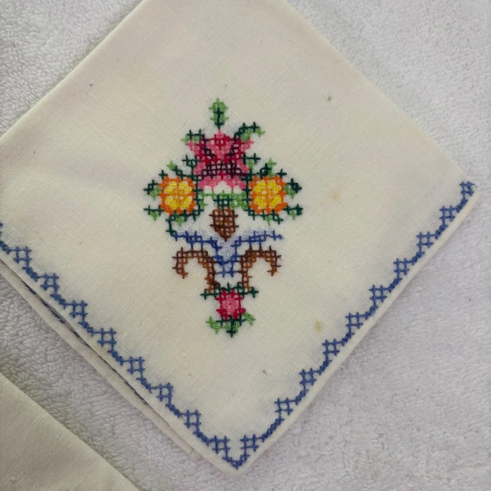 Set‎ of 3 Embroidered Handkerchiefs Floral Design Blue Scalloped Edge
